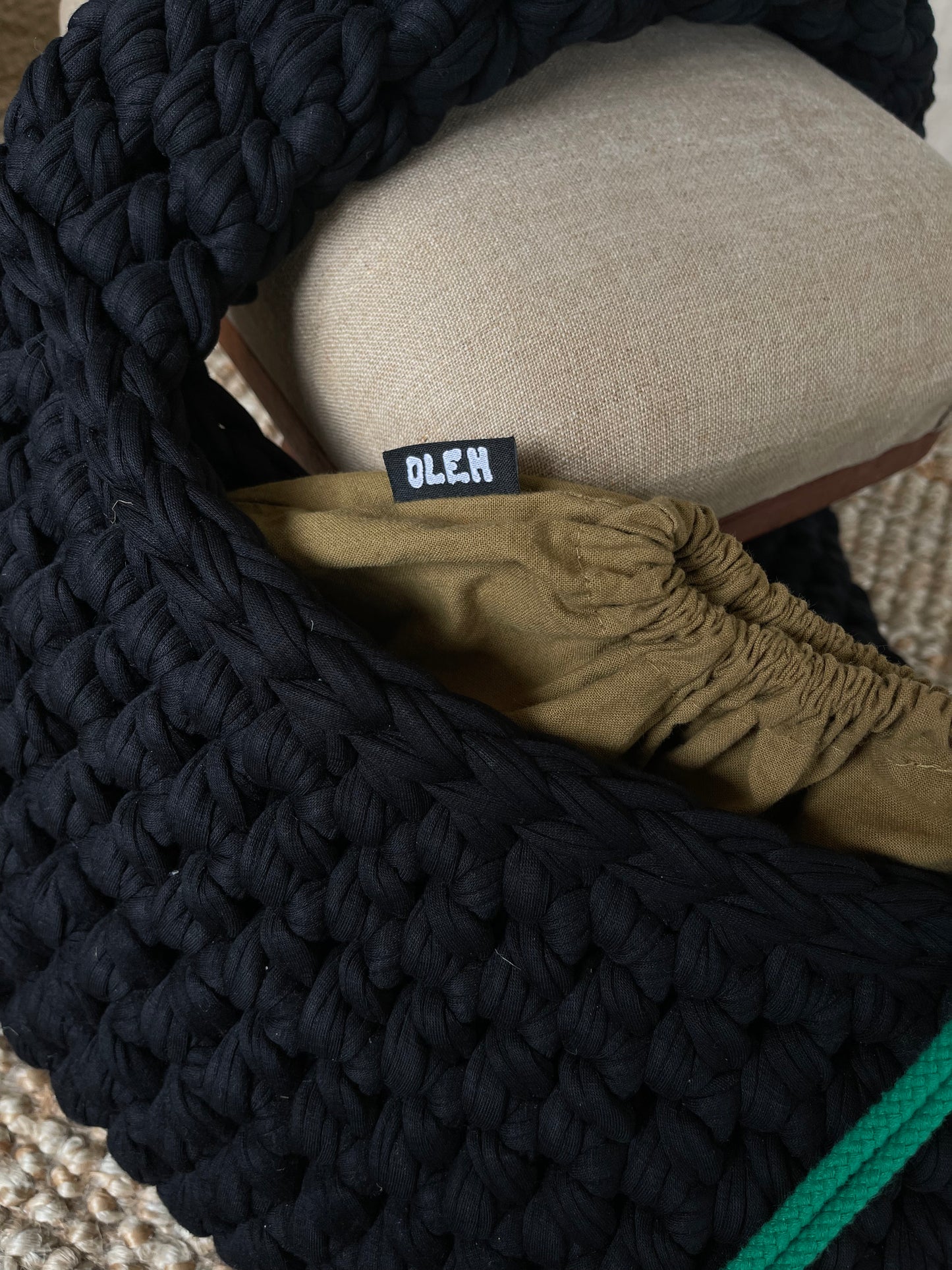 Besar bag in Black